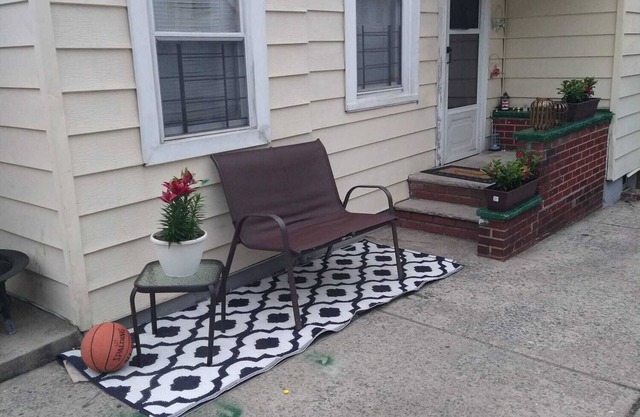 Clean and comfortable entirely apartment near JFK, Family oriented.