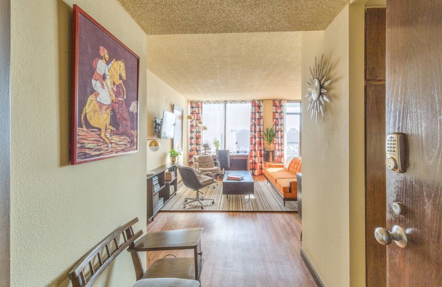 Clean and Comfortable Furnished "Vintage Digs" Condo - All Utilities Included