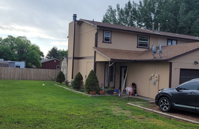 Clean & Comfortable 2 bedroom townhome with full amenities in Douglas, WY