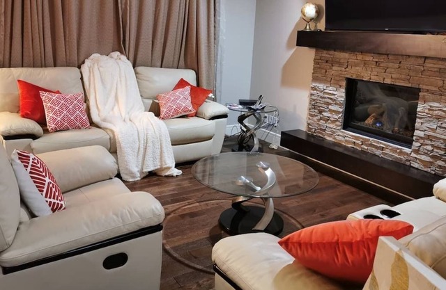 Clean & Cozy 2BD, I.5 BR Room house in S Calgary
