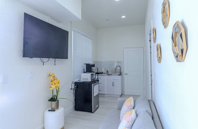 Clean Cozy & Charming 2-bedroom Apt near Jetblue Park, Walmart & RSW in Ft Myers