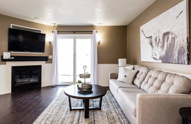 Clean & Cozy - close to everything!