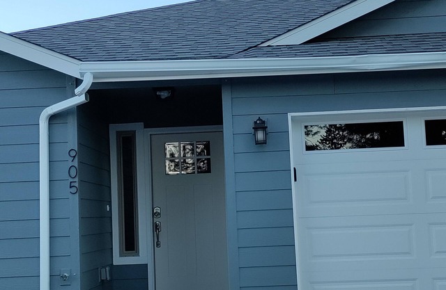 Clean Cozy Family Home near Whitworth University, park,shopping and Mt Spokane