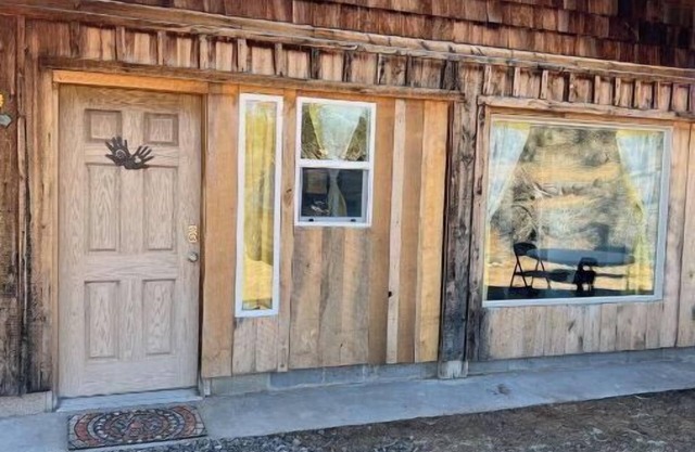 Clean, cozy studio nestled in the Grand -Staircase, near the Parks