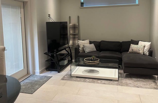 Clean, modern & cozy. 1 bed 1 bath suite. Burnaby Heights. Brentwood.