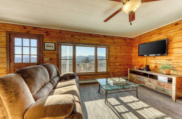 Clean Secluded Cabin w/Incredible Mountain Views!