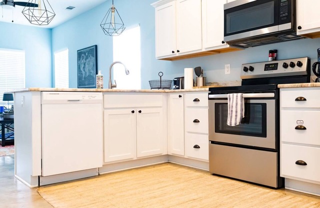 Clean & Serene House - easy on/off interstate