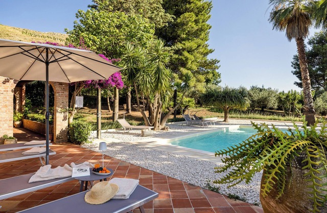 Cleo Sicilian villa: de luxe villa with sea view pool