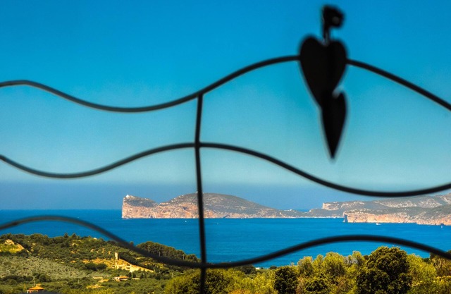 ClickSardegnaSeafront villa, 5 bedrooms, 6 bathrooms, infinity pool, WiFi