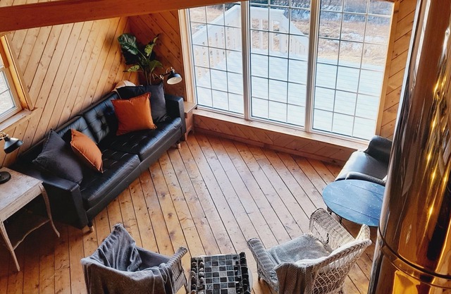Cliff Waters Cottage, Private oceanfront secluded relaxation, Pleasant Bay, NS