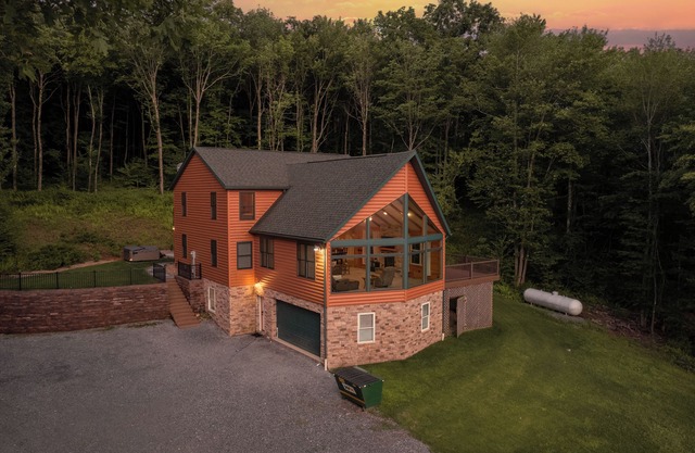 Cliffside Cabin | HOT TUB, Pickleball, Fire Pit + More!