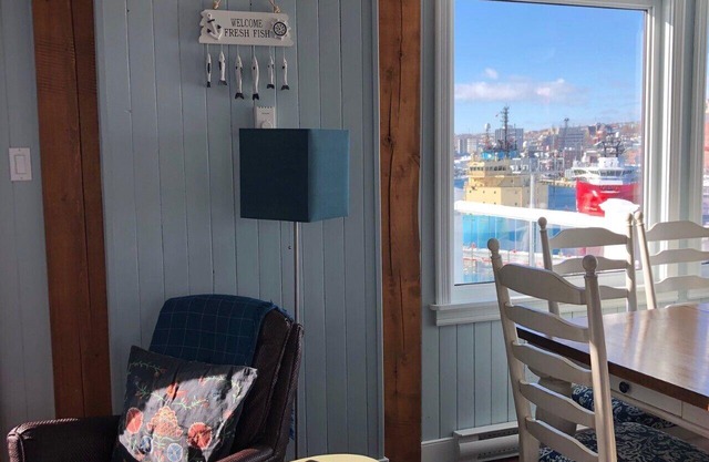 Cliffside Cottage With Ocean, Harbour, City And Cliffside Views
