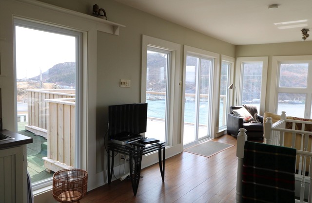 Cliffside Cottage With Ocean, Harbour, City And Cliffside Views