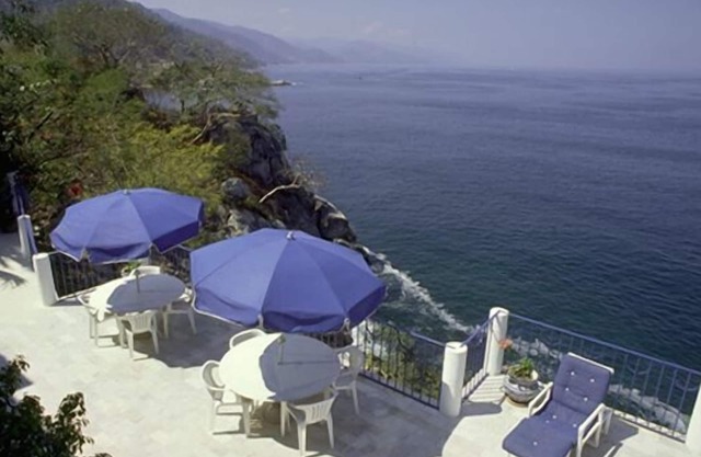 CLIFFSIDE VILLA w/private pool 3/suite bedrooms Amazing ocean views. Staff.