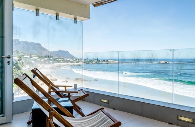 Clifton Apartment on the Waters Edge (Ocean Breeze)