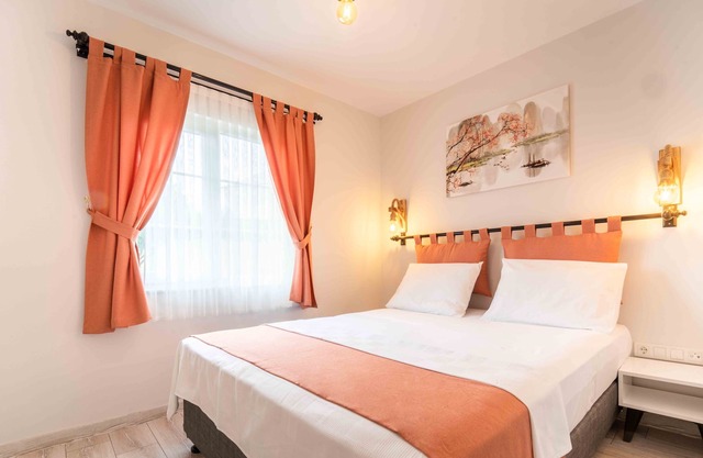 Close to Beach and Shopping, Fully decorated Kitchen, Livingroom and Bedroom