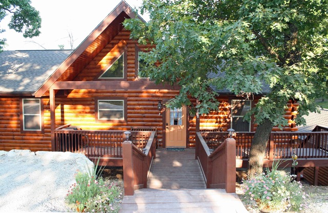 Close to Big Cedar Lodge & Thunder Ridge, 12 min to Branson Strip, Hot Tub, WIFI