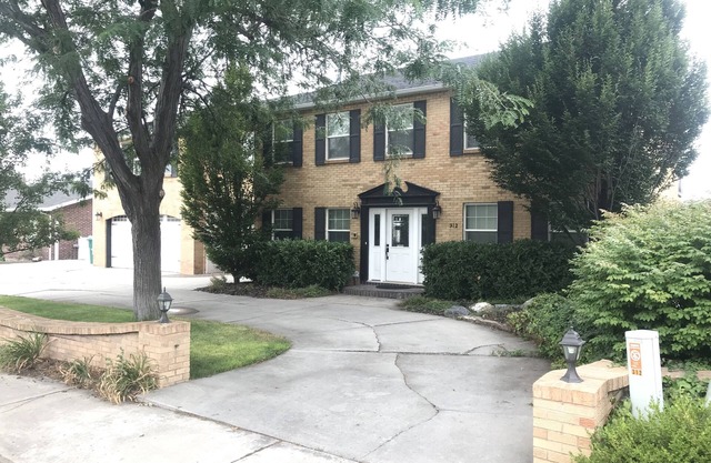 Close to BYU, MTC, UVU, TEMPLES - 7 bedrooms-Theater-Piano-Steam Spa-Sport Court