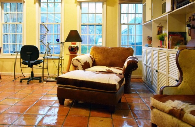Close to downtown, great restaurants, wine bars, universities and Med Center