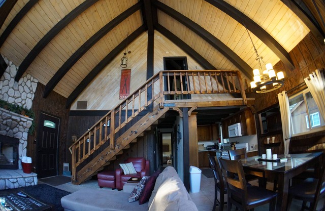 Close to Everything! Village/Ski/Sledding,Hot Tub,Wifi,Roku,Clean,Owner Managed!