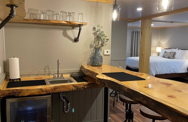 Close to Everything, Cozy Cottage for up to 6, Cleanest in Rangeley!