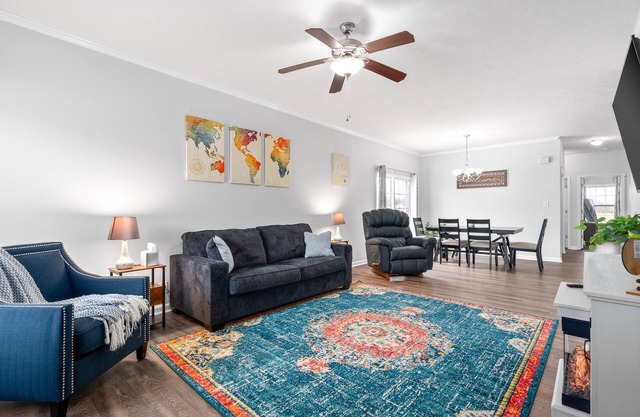 Close to everything in Clarksville and Fort Campbell; Dog-friendly Townhome.