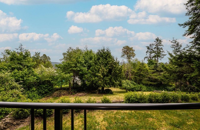 Close to Ganges. 2br 1bath apartment. Peaceful treed setting