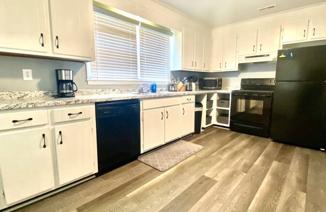 Close to Hickory, 3br 1.5ba Carport and free cable TV!