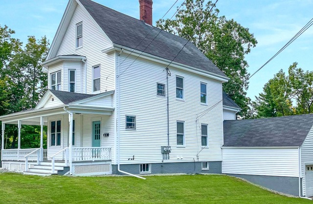 Close to local Beaches and Downtown.