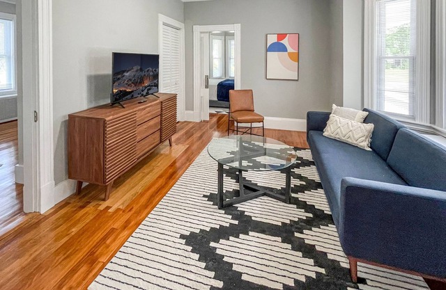 Close to Local Beaches and Downtown