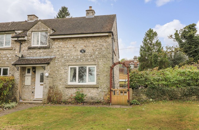 CLOUD VIEW COTTAGE, pet friendly, with a garden in Ashbourne