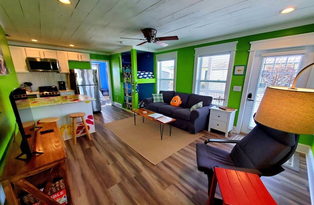 Clown Fish Cottage - Pet Friendly with King Bed