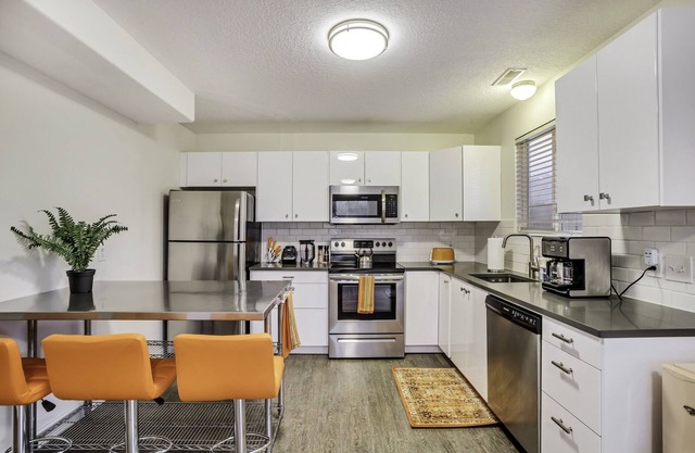 Cluster of 3 townhomes with 3 hot tubs. 9 bedrooms, 6 bathrooms, sleeps 18