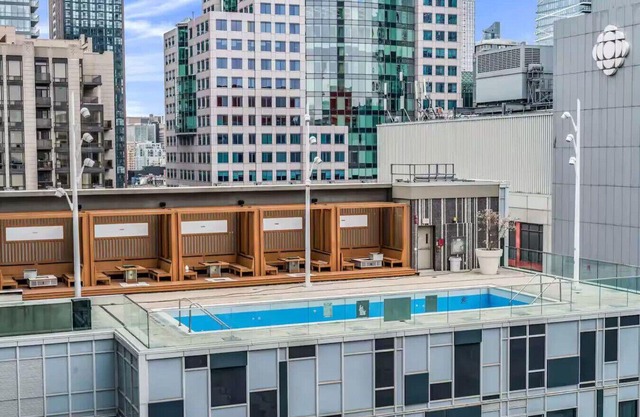 CN Tower View - Free Parking - Rooftop Pool - Hot Tub - Gym