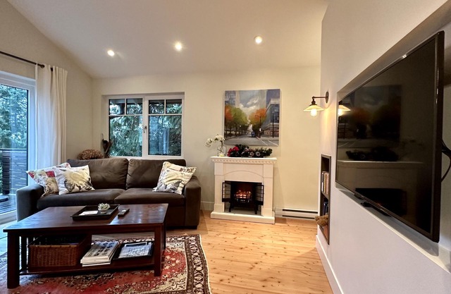 Coast modern coach house , separate cottage on 1,2 acer with ocean view