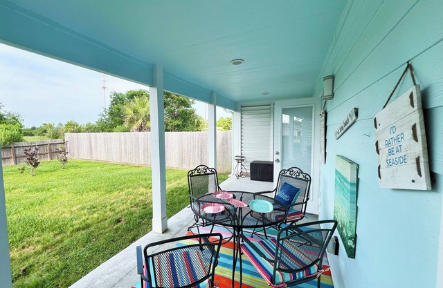 Coastal Artist Retreat - Family and Pet Friendly, Fenced Backyard-2/2