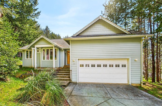 Coastal Canopy-Secluded home with ocean view and jetted tub. Sleeps 6