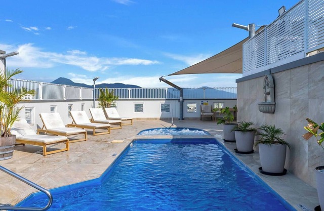 Coastal Chic in Heart of Cairns with Rooftop Pool