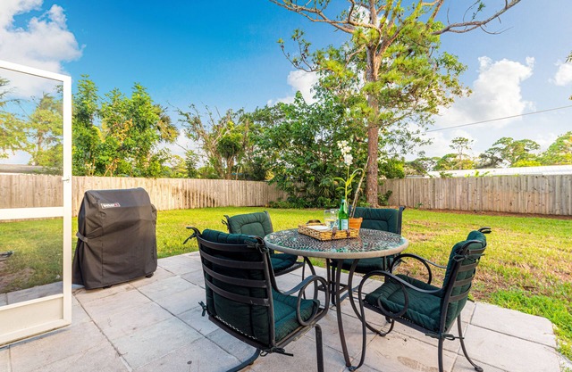 Coastal Cottage/1 Mile to Hobe Sound Public Beach
