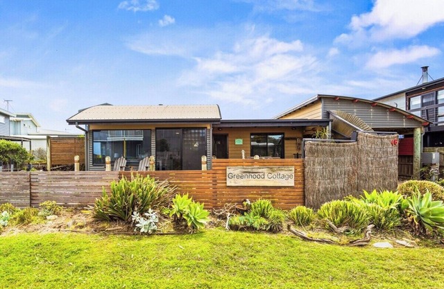 Coastal Cottage with Ocean Views