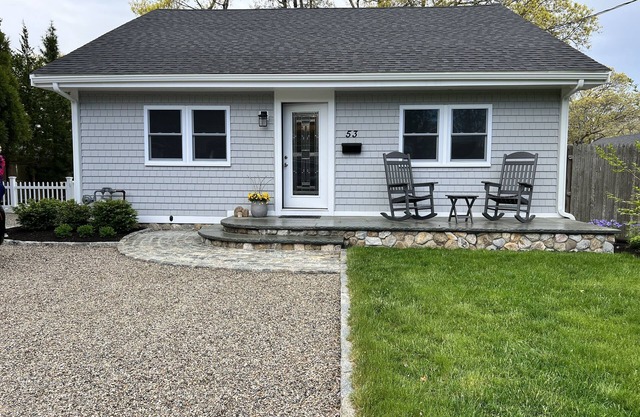 Coastal Cottage, steps from Great Pond and boat launch