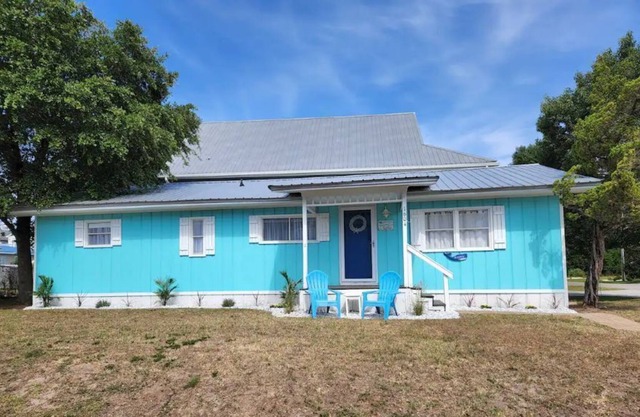 Coastal Cottage (5min walk to beach, ample parking, dog-friendly!)