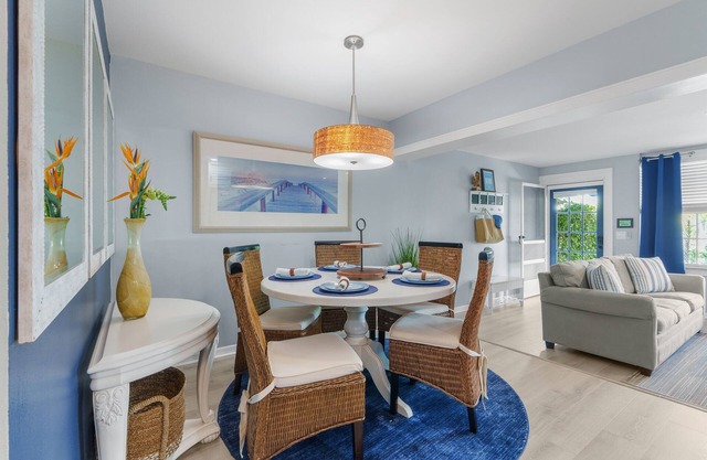 Coastal Cottage/Walk to the Beach & the Ave!