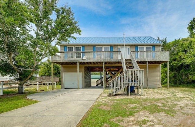 Coastal Emerald Isle Retreat with Deck and Grill!