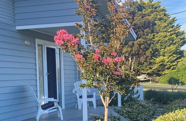 COASTAL ESCAPE @ TUROSS . modern, fresh, stylish cottage, close to lakes.