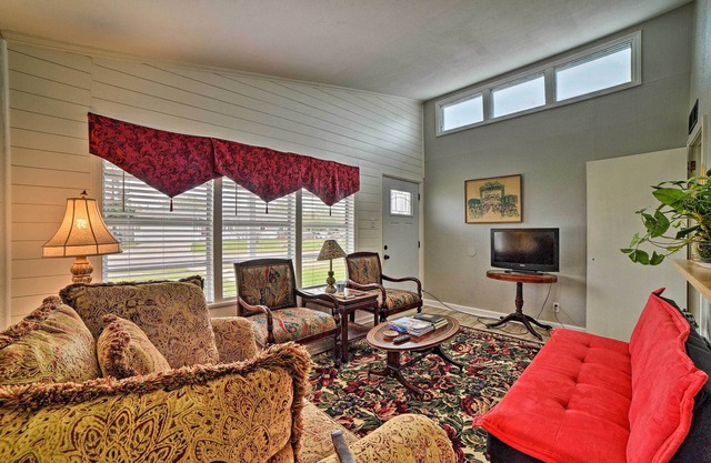 Coastal Escape w/Yard, Walk 1 Mile to Texas A & M