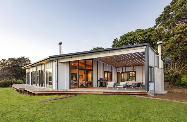 Coastal gem - prime beachfront home at Waiiti beach.