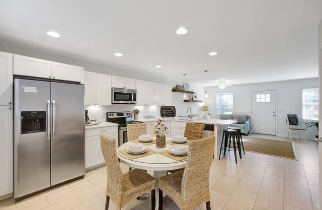 COASTAL GETAWAY - PROFESSIONALLY CLEANED TOWNHOUSE! GREAT LOCATION! 3BDRM