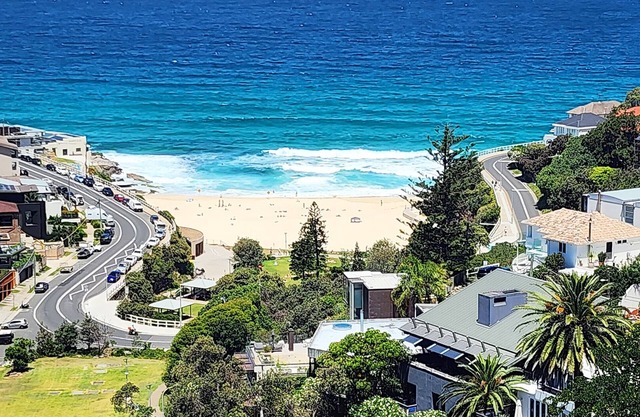 Coastal Luxury Overlooking Tamarama Beach - Views, Parking & Air Conditioning