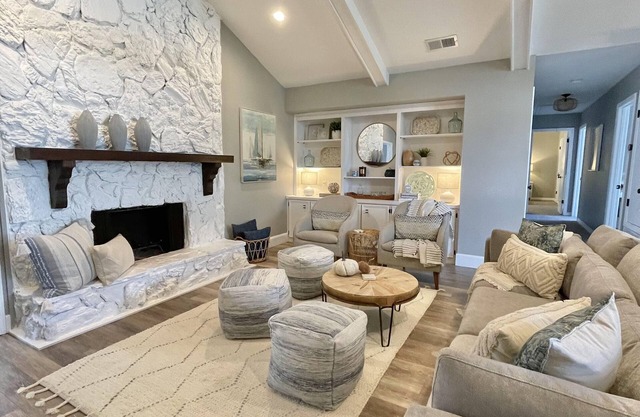 Coastal Modern Vibe with 4 bedrooms ~ Sleeps 10 ~ Minutes from I-10 & Mobile Bay